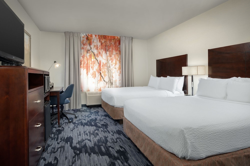 Room, 2 Queen Beds (Mobility/Hearing Access, Roll-In Shwr) photo 1