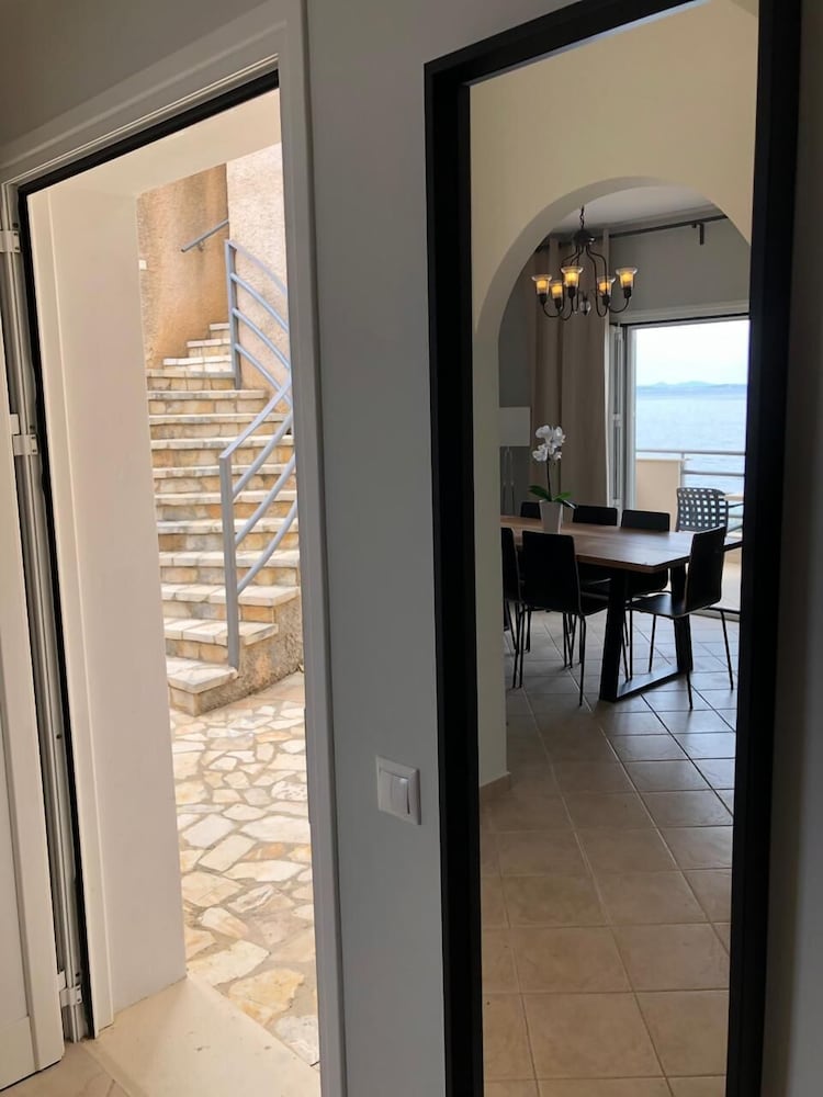 Villa, 4 Bedrooms, Beachfront - Photo 12