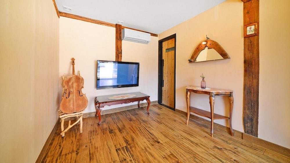 Basic Room, 1 Bedroom (Sage) - Photo 6