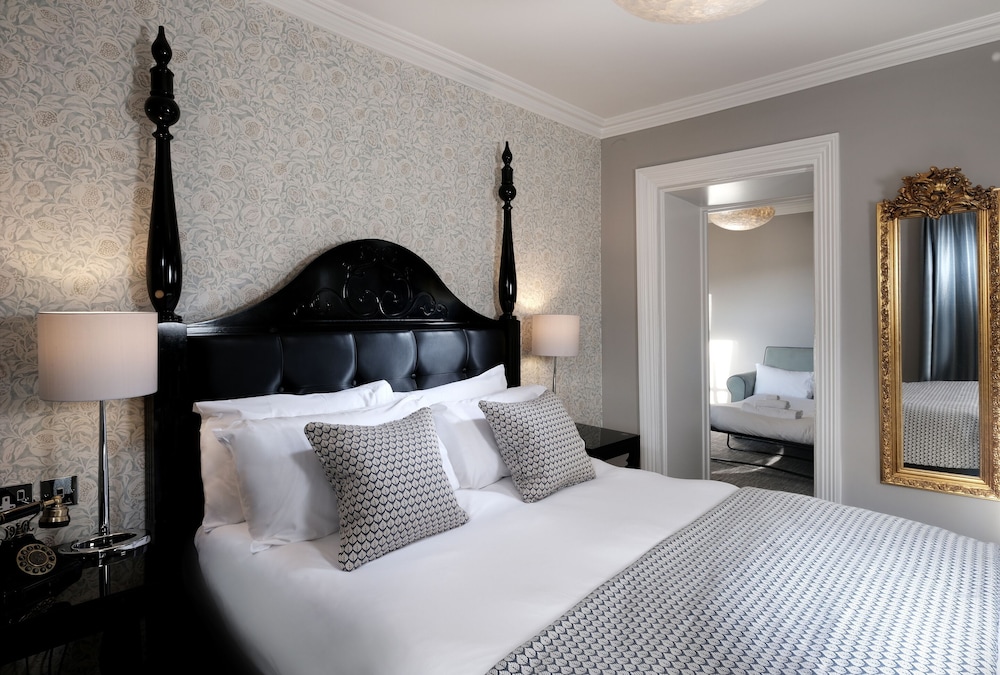 Family Room, 1 King Bed with Sofa bed, Ensuite photo 1