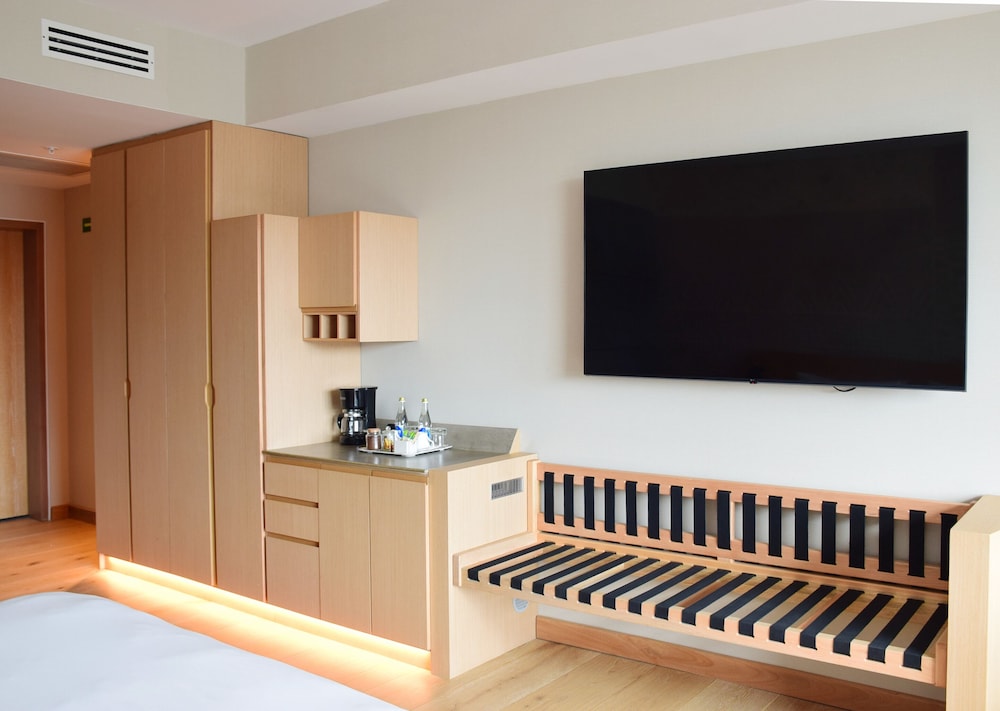 Premium Room, Accessible Bathtub (Premium King) photo 3