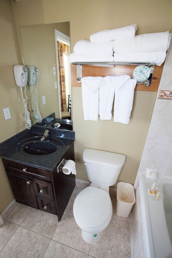 Suite, 1 King Bed thumbnail 6