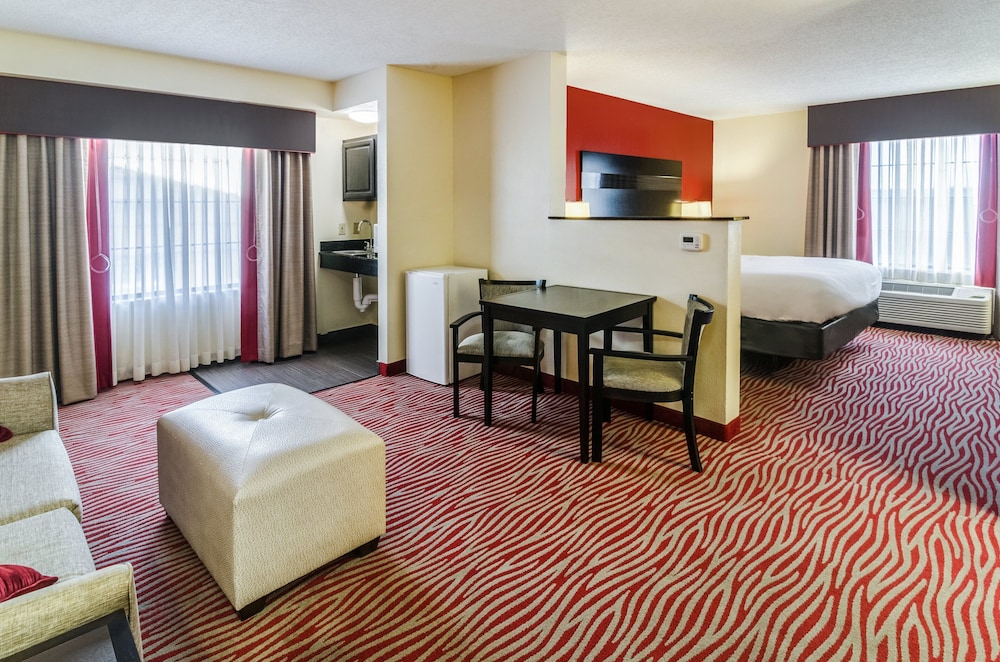 Suite, 1 King Bed, Accessible (Mobility, Accessible Tub)