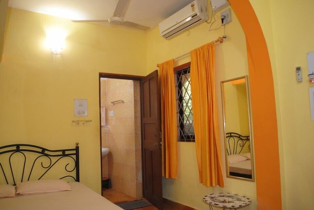 ORANGE DOUBLE OCCUPANCY ROOM photo 2