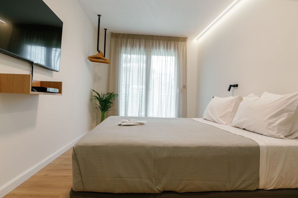 31 Doors 2 Bedrooms 2 Bathrooms (up to 4) - Annex Building - Photo 2