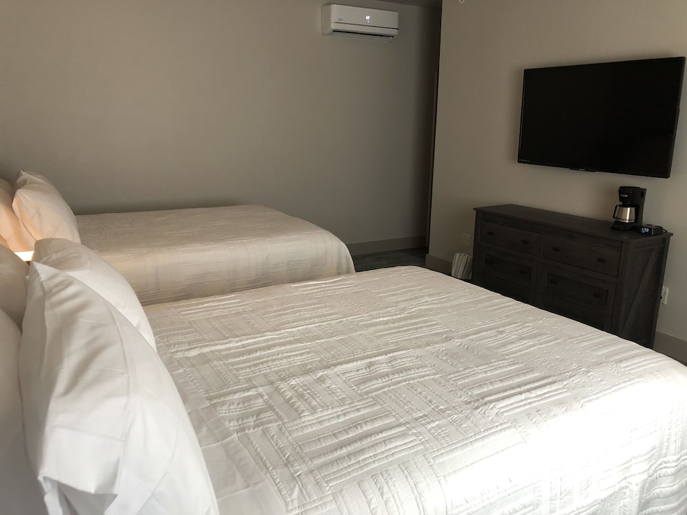 Deluxe Quadruple Room, 2 Queen Beds, Non Smoking photo 1