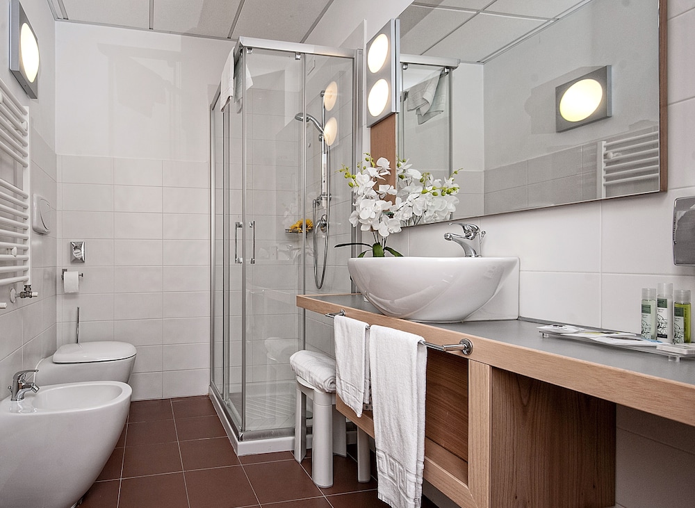 Standard Double Room - Photo 11