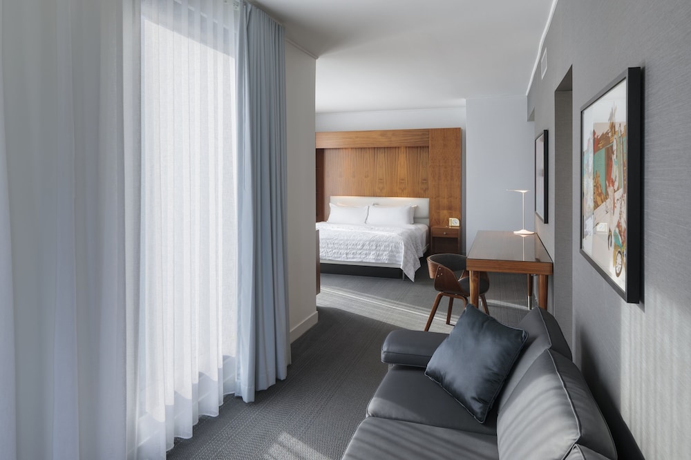 Executive Suite, 1 Bedroom, City View photo 2
