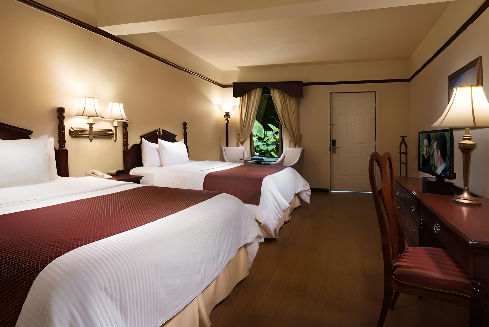 Royal Room, 2 Queen Beds photo 2