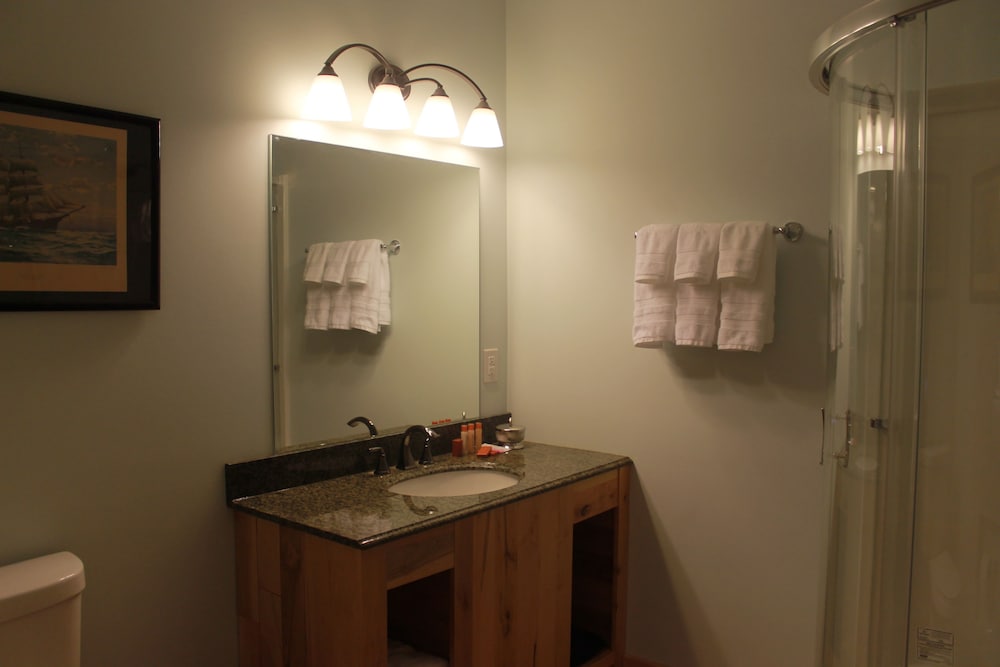 Standard Room, 1 Queen Bed, Non Smoking (Captain's Quarters) photo 3