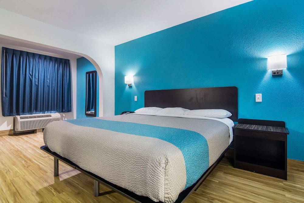Deluxe Room, 1 King Bed, Non Smoking, Refrigerator & Microwave - Photo 4