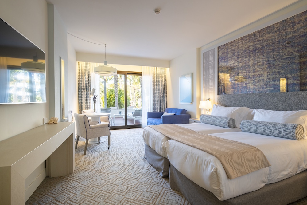 Deluxe Room, Pool Access (Oasis 3 pax) photo 2