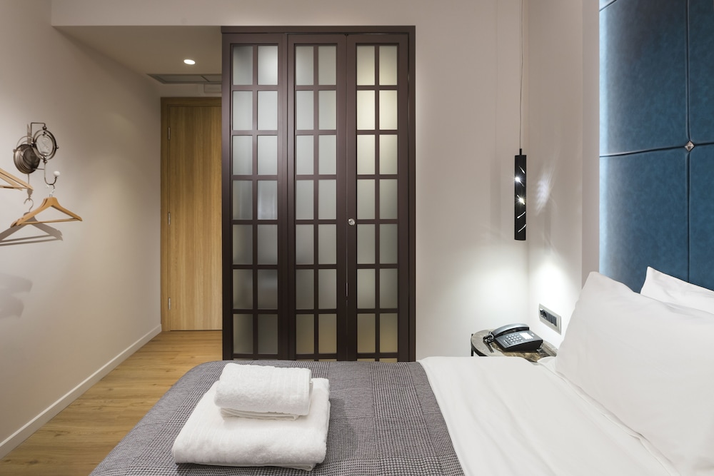 Standard Double Room - Photo 8