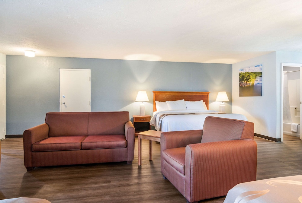 Suite, Non Smoking (1 King Bed, 2 Queen Beds) - Photo 1