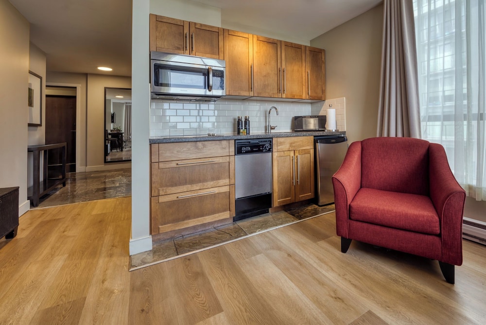 Basic Studio Suite, 1 Queen Bed - Photo 2