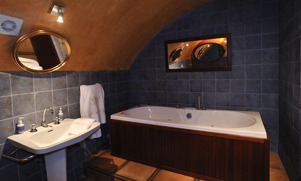 Deluxe Suite, Jetted Tub photo 3