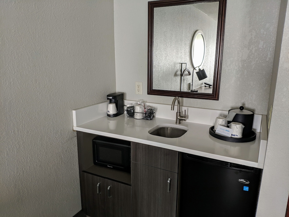 Suite, Multiple Beds, Non Smoking - Photo 6