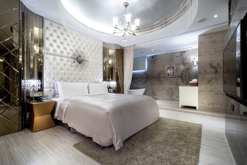 Light Room (Consecutive night 12 pm check-out required, extra fees for guests stay consecutively)
