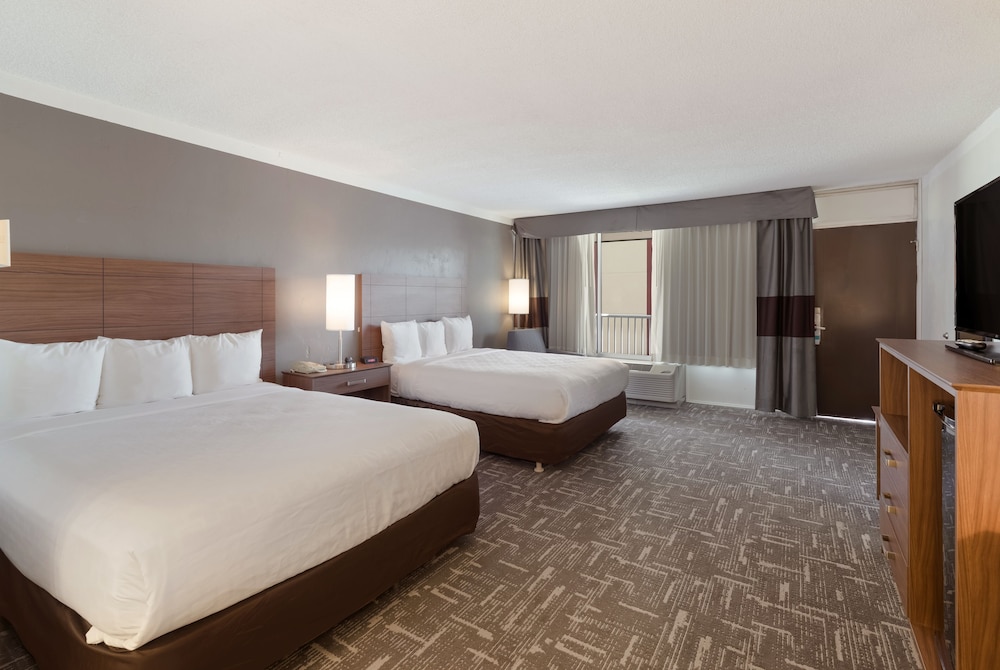 Standard Room, 2 Queen Beds, Non Smoking - Photo 2