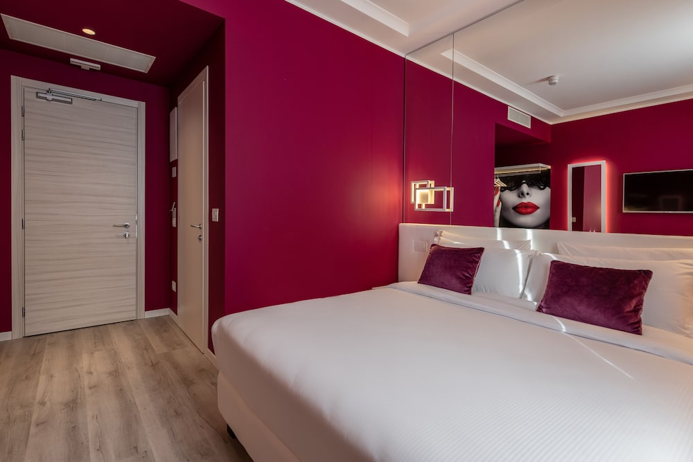 Double Room Single Use, 1 King Bed photo 2