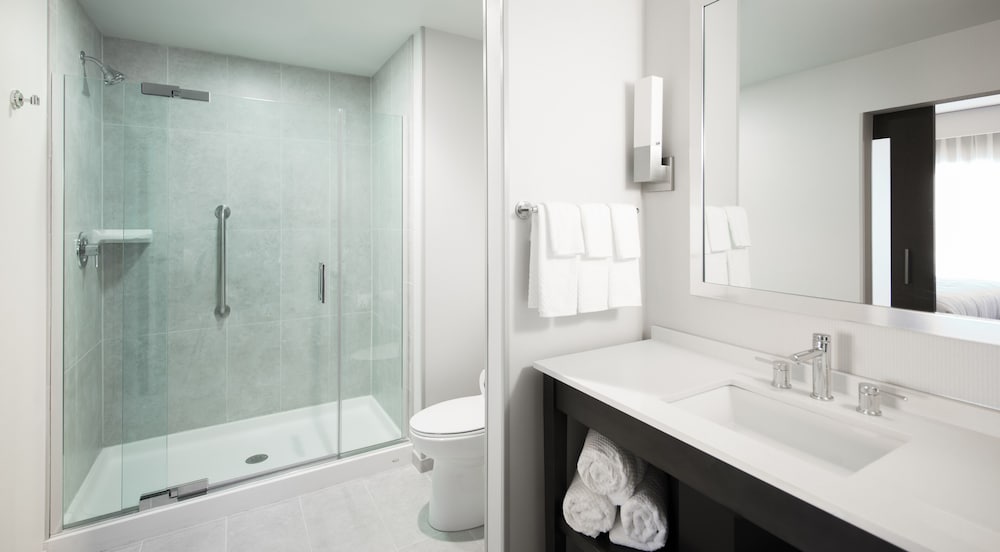 Suite, 1 King Bed, Accessible, Non Smoking (Hearing) photo 2