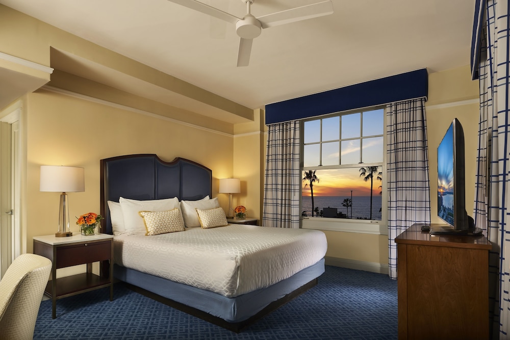 Deluxe Room, 1 King Bed, Ocean View - Photo 2