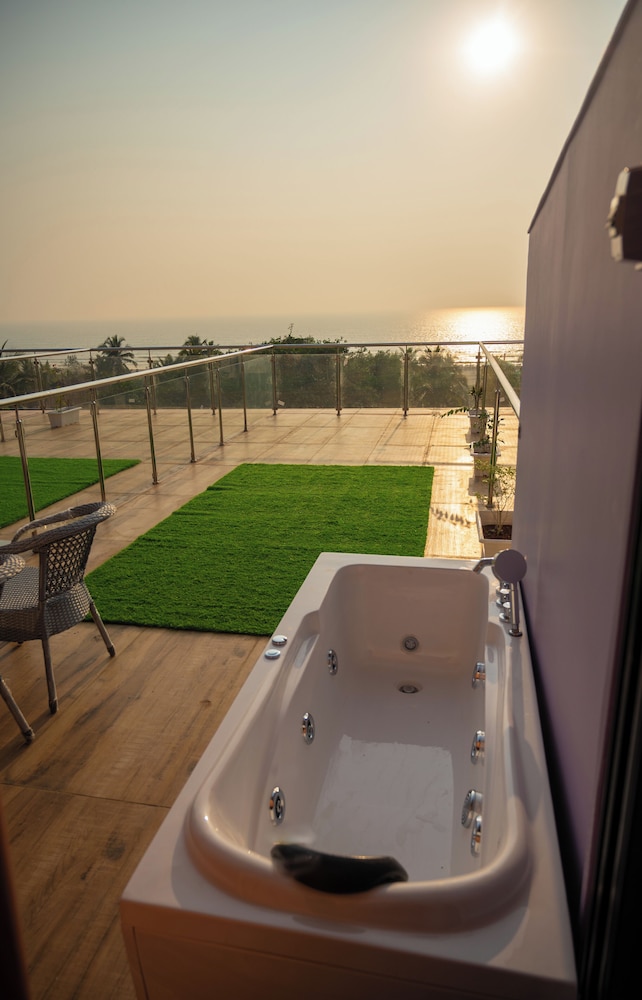 Deluxe Sea View Room with Balcony and Open Jacuzzi photo 1
