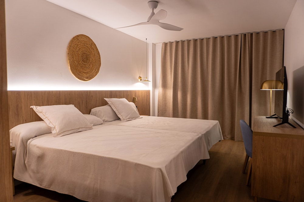 Triple Room (2 Adults and 1 child) - Photo 9
