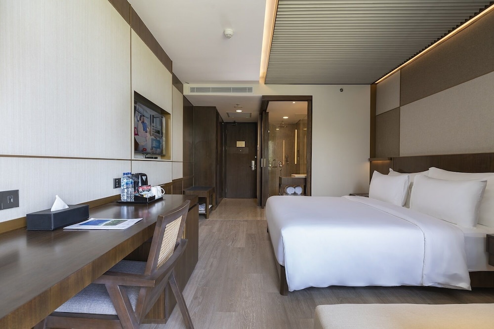 Signature Hill View King Bed photo 2