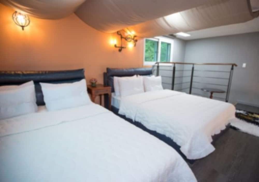 Twin Room (Randomly Assigned) photo 3