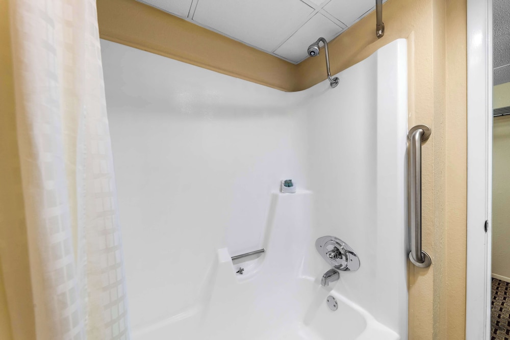 Standard Room, 1 Queen Bed, Smoking, Refrigerator & Microwave