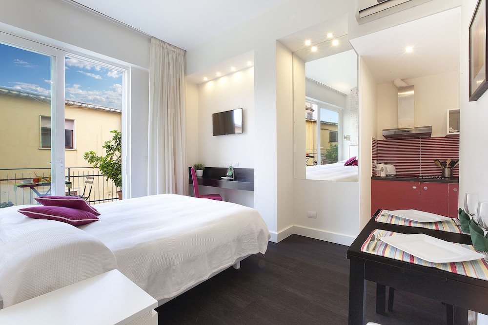 Deluxe Studio, Balcony - Photo 2