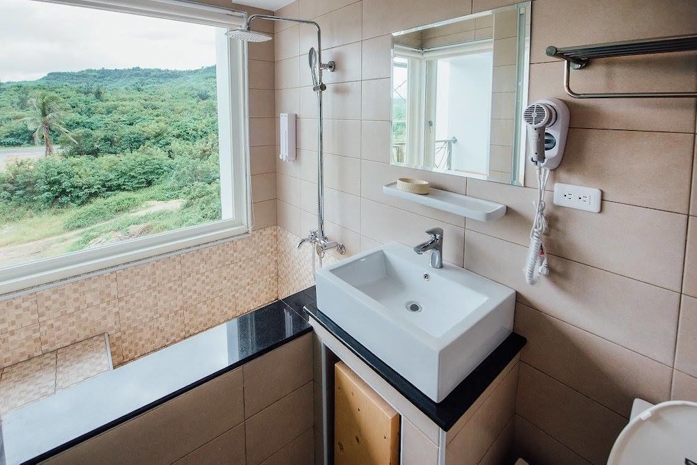Basic Double Room, 1 Bedroom, Bathtub, Mountain View photo 3