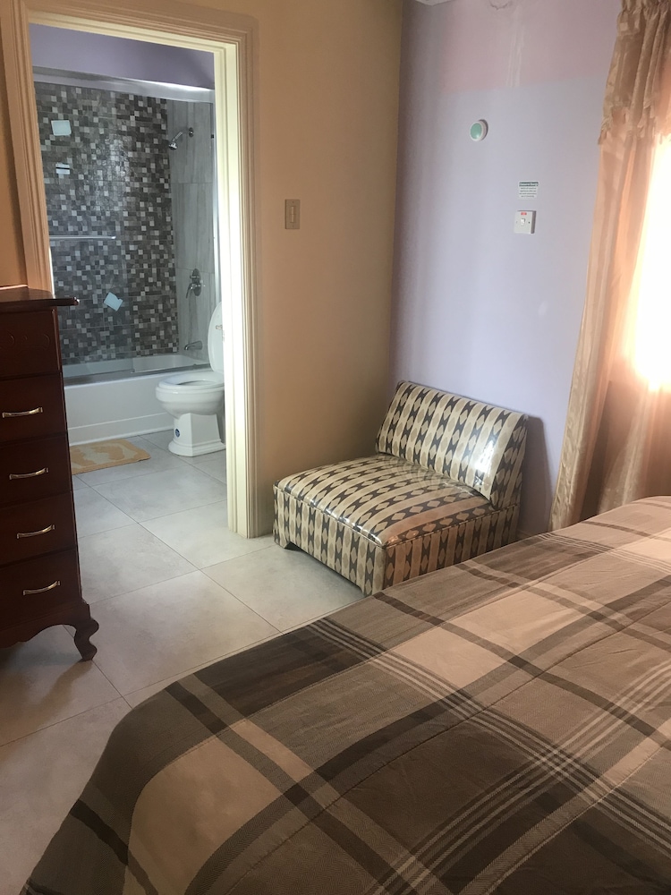 Economy Room, 1 Queen Bed, Pool Access, City View photo 2