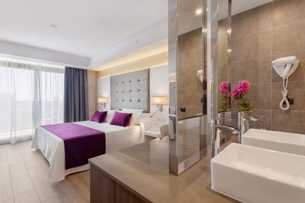 Superior Double Room (2 adults + 1 child) - Photo 2