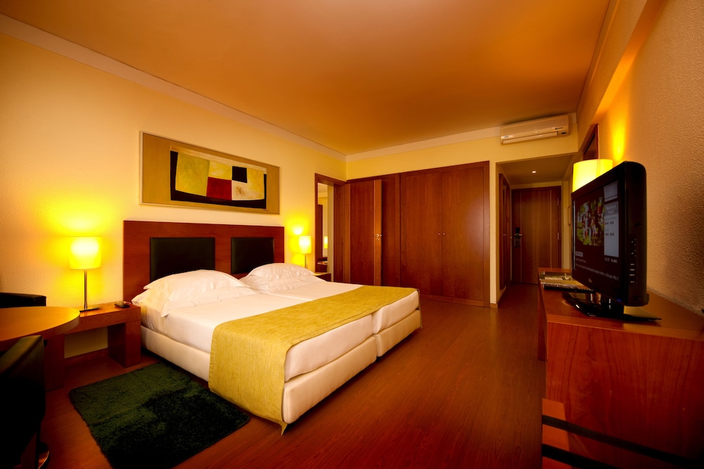 Twin Room, Pool View (3 Adults) - Photo 3