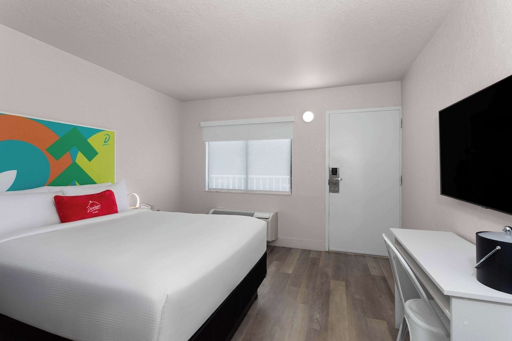 Room, 1 Queen Bed, Accessible, Non Smoking (Mobility/Hearing, Roll-In Shower) - Photo 5