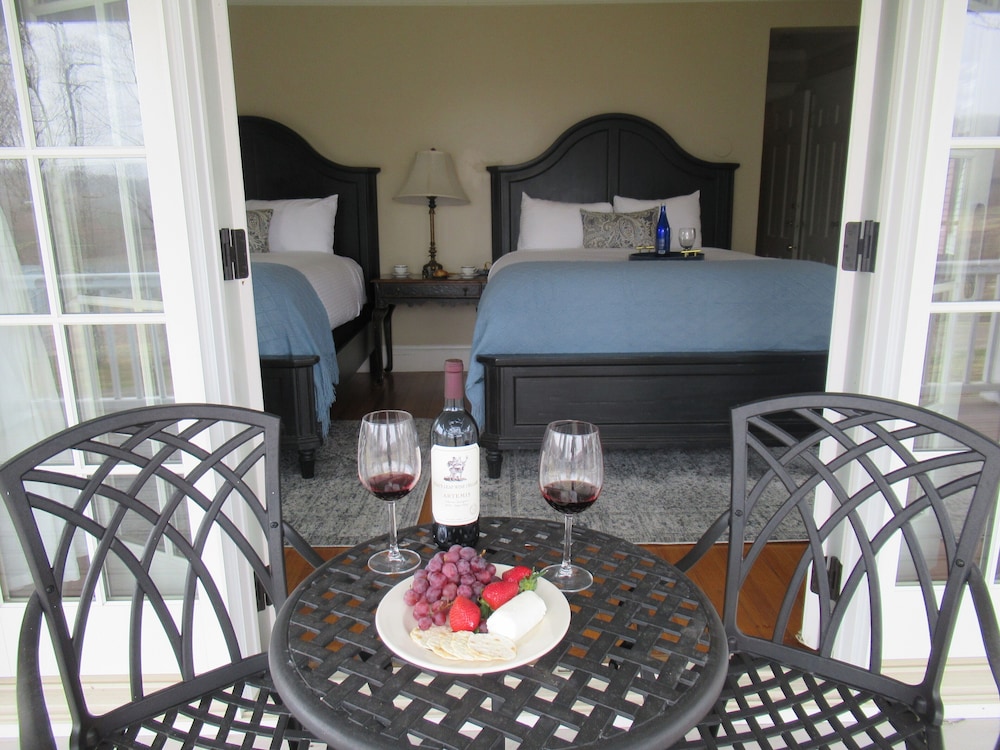 Deluxe Room, 2 Queen Beds, Balcony, Mountain View (#6) photo 1