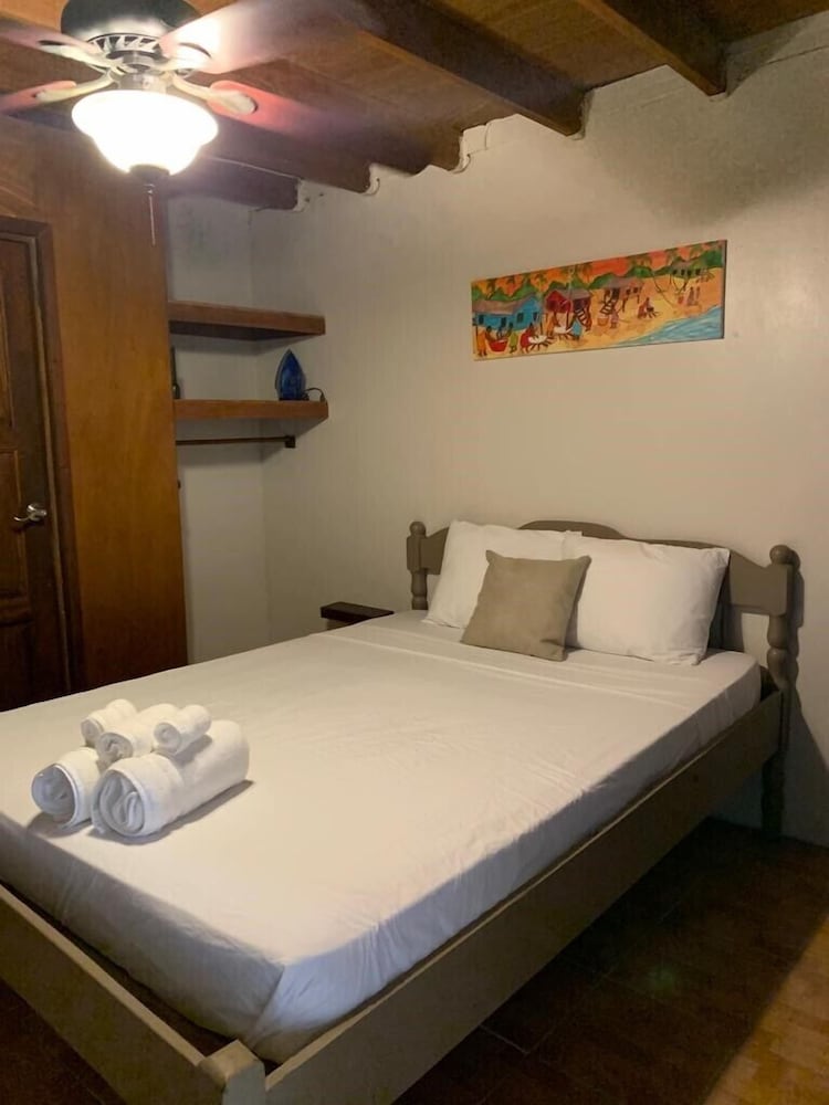 Basic Room, 1 Queen Bed, Refrigerator, Partial Sea View photo 3