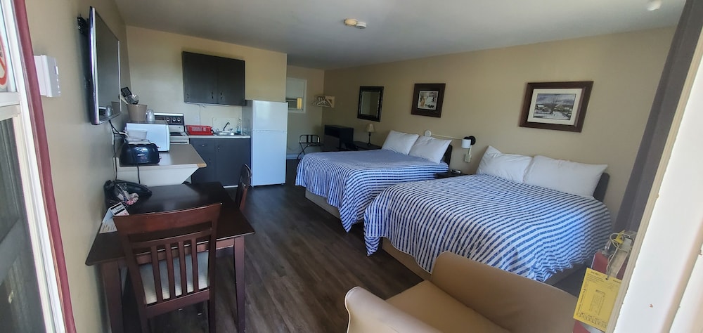 Family Room, 2 Double Beds, Kitchen (Big Chickadee)