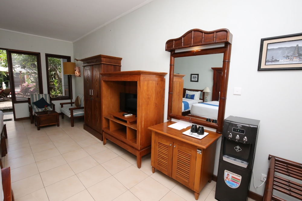 Family Room photo 3