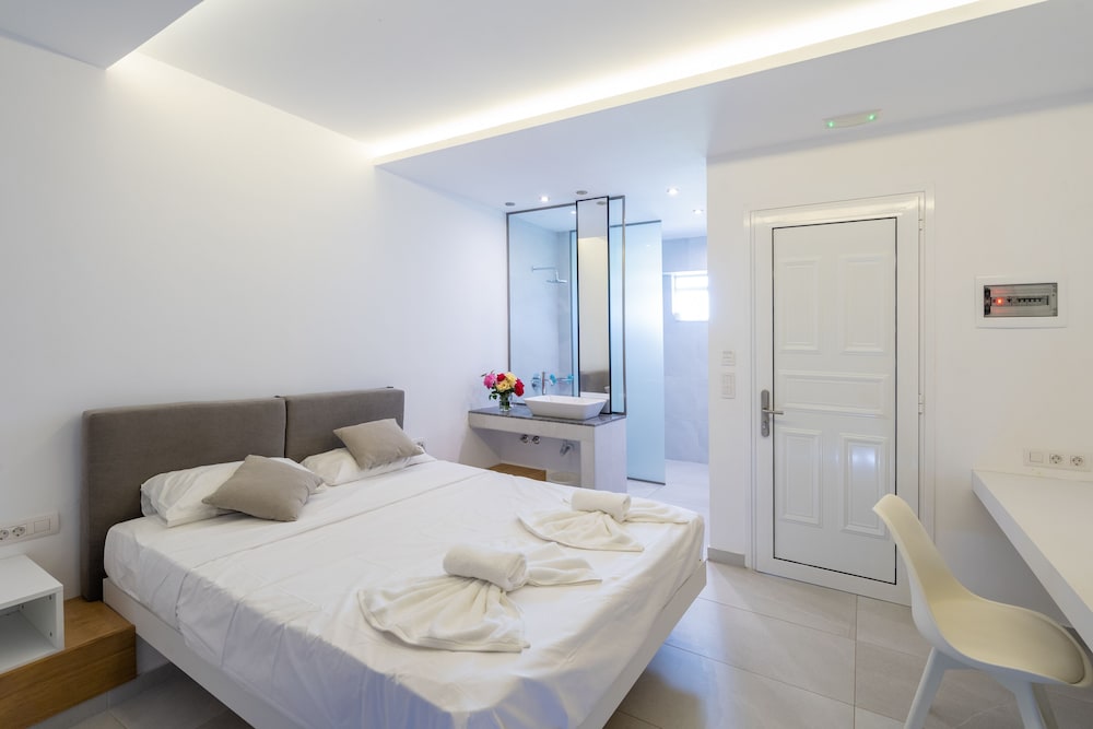 Deluxe Double Room, Pool View - Photo 5
