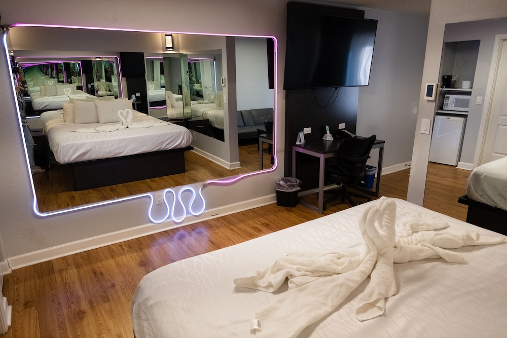 Romantic Room, 1 King Bed - Photo 8
