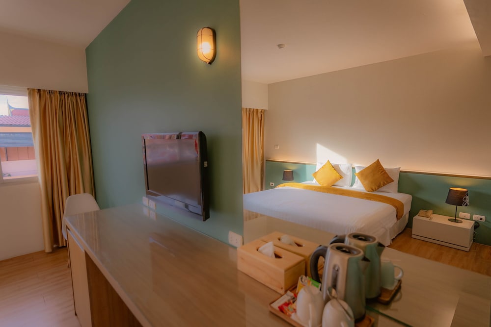 Standard Room, 1 King Bed photo 3