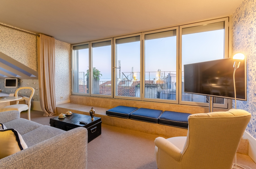 Suite, River View - Photo 3