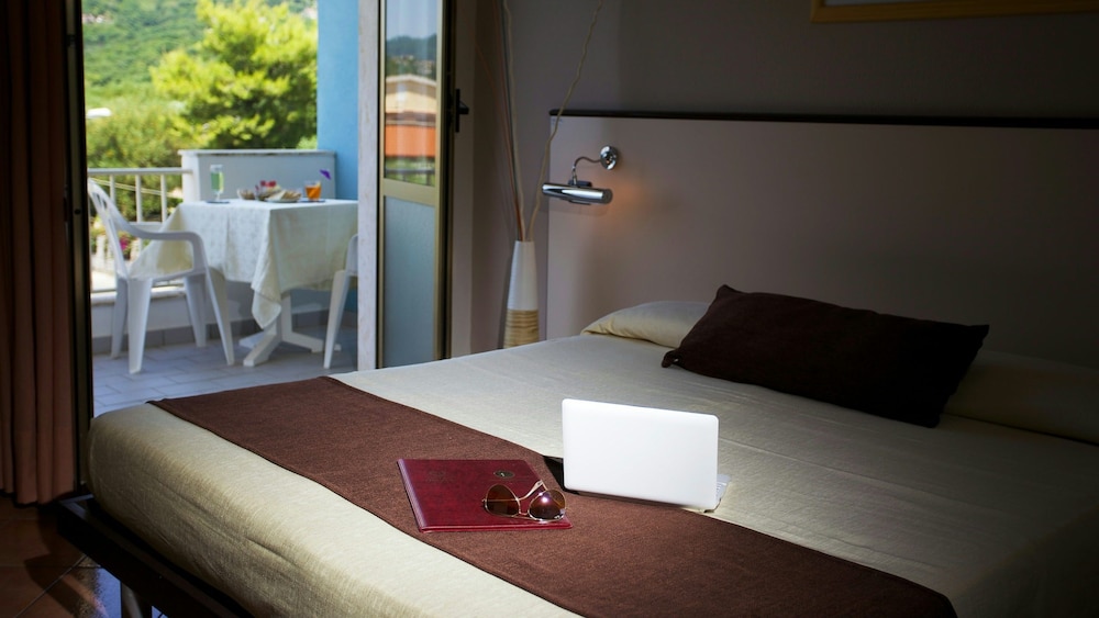 Classic Double or Twin Room, Partial Sea View photo 1