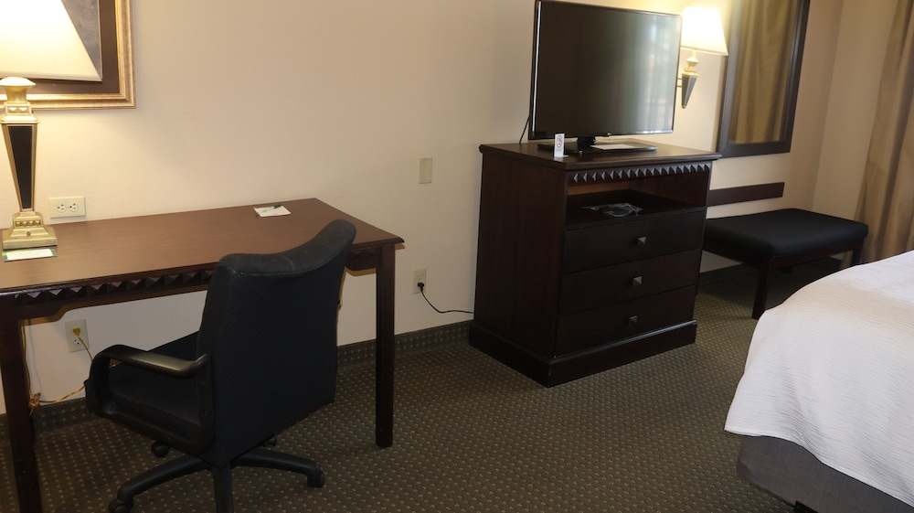 Room, 1 King Bed, Mobility Accessible (Roll-In Shower) - Photo 1