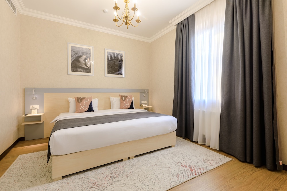 Suite, 1 King Bed with Sofa bed, Non Smoking photo 3