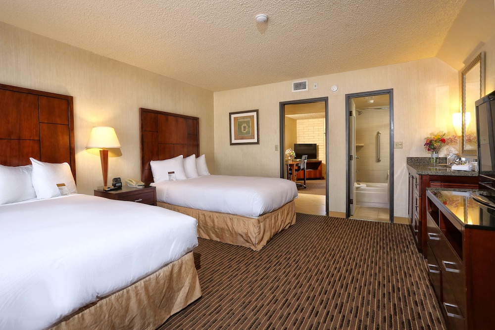 Suite, 2 Double Beds - Photo 7