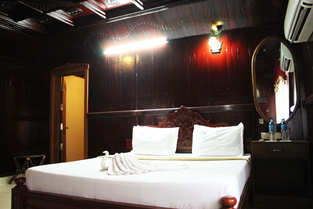 Classic Cottage, 1 Queen Bed, Courtyard Area photo 1